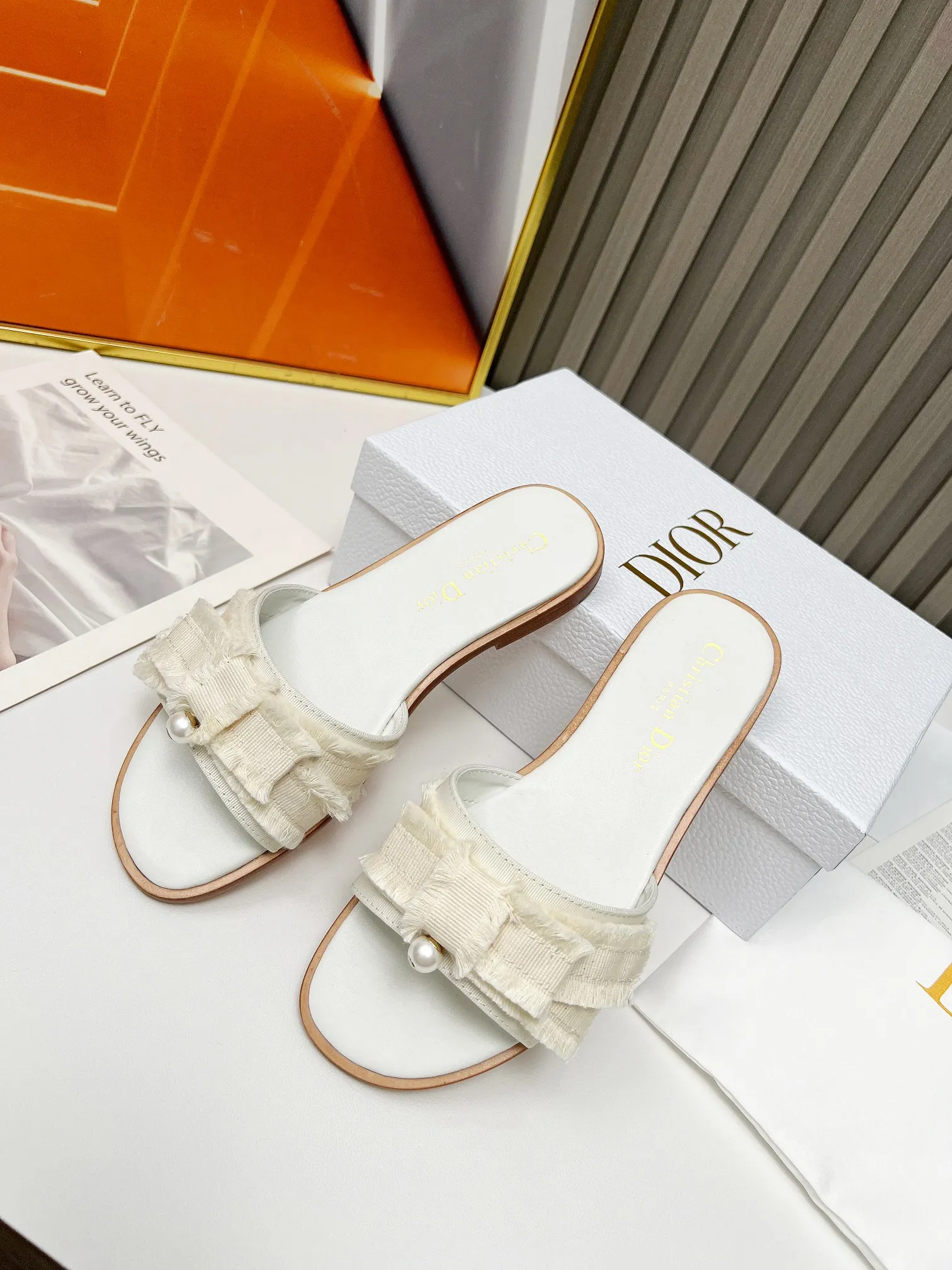 👟👟Ex-factory price 340👟👟 Genuine leather sole +40 DIOR purchasing grade Dior Dior new colors new elements DIOR spring and summer new round toe pearl open toe slippers, retro and versatile. The top version on the market. Upper: Original molded fabric Lining: Water-dyed sheepskin lining Size: #35-42 (40, 41, 42 custom-made, non-refundable)